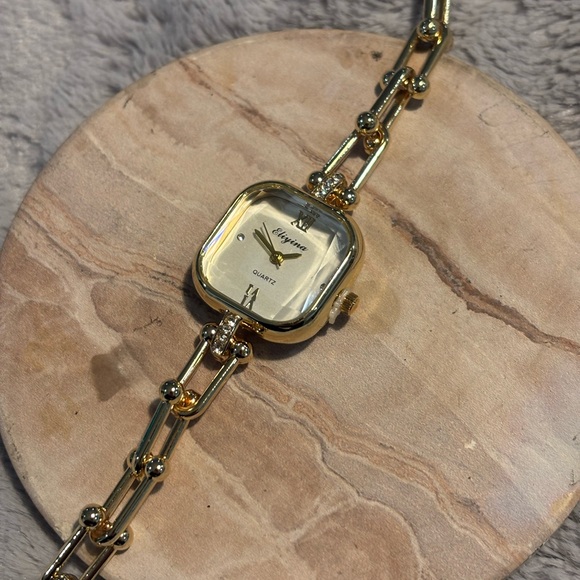 Elegant Gold Women's Watch - Picture 3 of 5